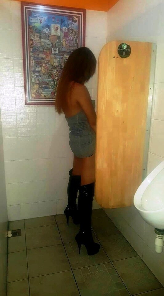 Ледибой справляет нужду.