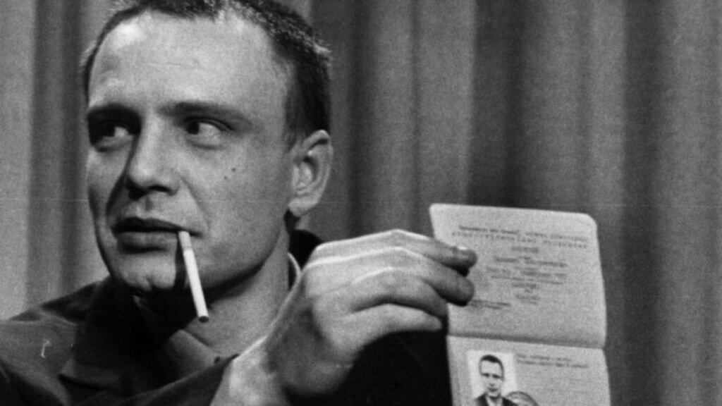 Владимир Буковский показывает свой советский паспорт по прибытии в аэропорт Хитроу, 1977 год.