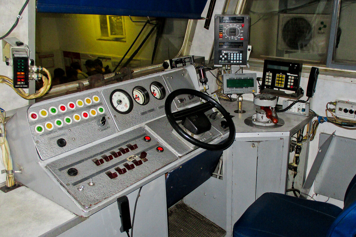 Фото кабины электропоезда ЭД9М-0101  фото : Лагутин И.Б. сайт : https://www.trainpix.org