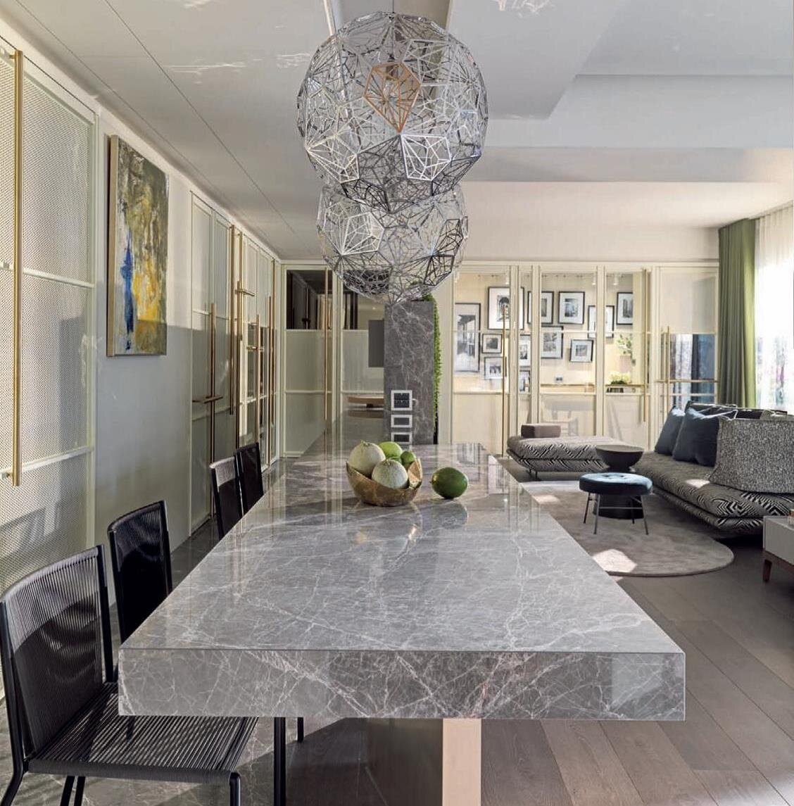 Дизайн гостиной, совмещенной со столовой