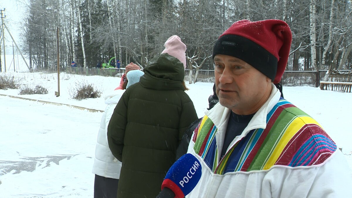 "Зиму конечно ждали , кто ее не ждёт. Если такая зима была бы - хорошо конечно и очень удобно рисовать, а то иногда бывает, что падает настолько много снега, что убираться не успеваешь.". Семён Бухарин, дворник