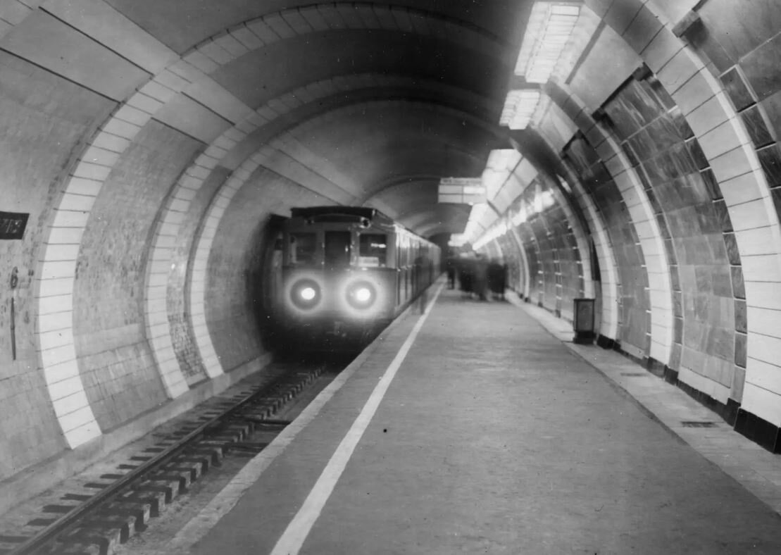 Источник: "pastvu.com". Автор: Георгий Петрусов. Станция «Дзержинская», май 1935 года.