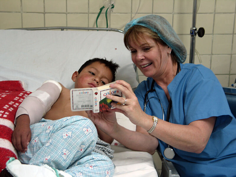 Каждый ребенок в больнице мечтает о таком заботливом враче. Фото: wikimedia.org / Shanepeter