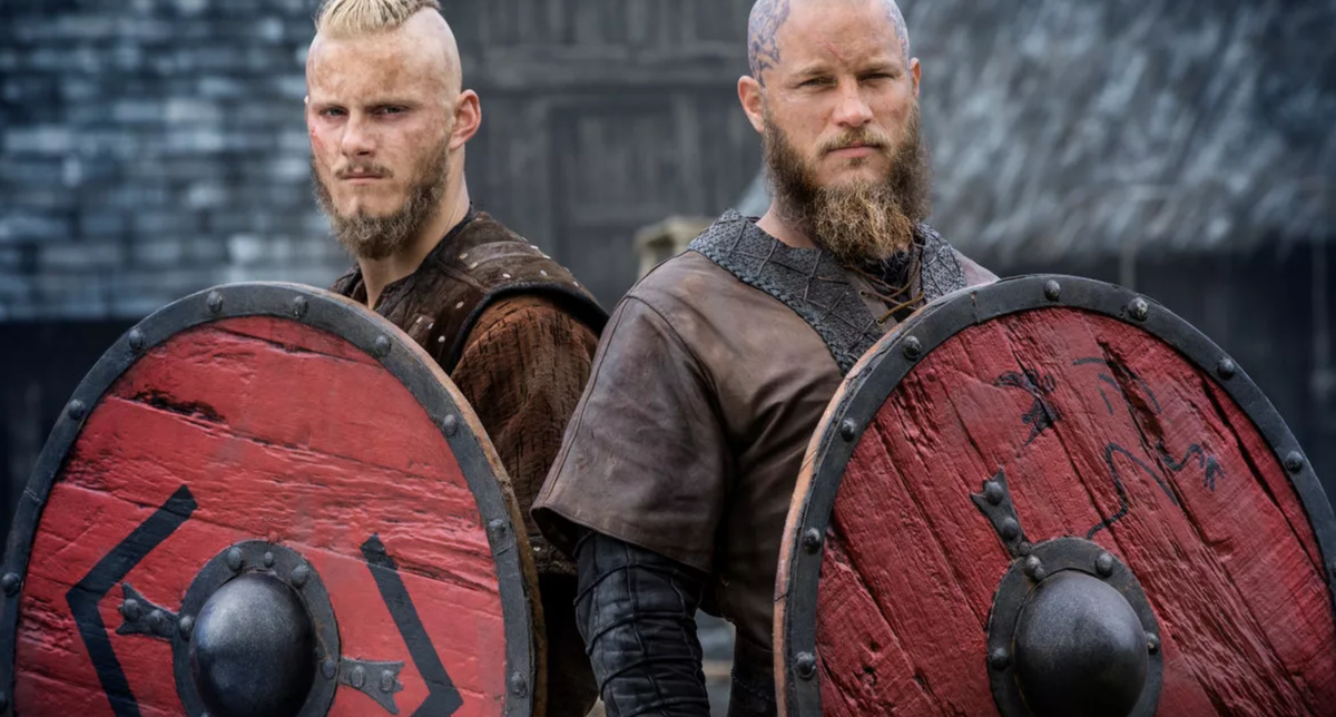 Рагнар и Бьерн Железнобокий в сериале Викинги. Сын и отец. Правда, в сериале мать у Бьерна не Аслауг.