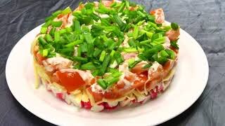 Сегодня поделюсь с вами рецепом очень вкусного салата без использования майонеза. Его можно приготовить как слоеным так и обычным способом,перемешая все ингридиенты как в традиционных салатах,от этого его вкус не изменится)
И так,начнем...Первым делом нарезаем все ингридиенты,крабовые палочки,помидоры,нарезаем зеленый лук,и натераем на крупной терке сыр.
Для соуса смешиваем сметану,и добавляем  свежий чеснок,все перемешиваем.
Приступаем к сбору салата,первым слоем выкладываем нарезанные крабовые палочки ,перчим по вкусу,промазываем их соусом,вторым слоем выкладываем тертый сыр,и так же промазываем соусом,затем третим слоем выкладываем помидоры,и сново промазываем соусом,солим, перчим,сверху выкладываем зереный лук.
Если делаете салат слоеным,то даем ему постоять 10-15 минут,и убираем форму.Если же делаете традиционным способом,все тчательно перемешиваем.
И вот,вкусный и полезный салат готов.
ПРИЯТНОГО АППЕТИТА)
  Ингредиенты для рецепта "ВКУСНЫЙ САЛАТ БЕЗ МАЙОНЕЗА"
 - крабовые палочки - 15 шт.
 - помидорки - 2 шт.
 - сыр - 200 г.
 - зеленый лук 
- сметана - 200 г. 
- чеснок - 2 шт. 
- соль 
- перец 