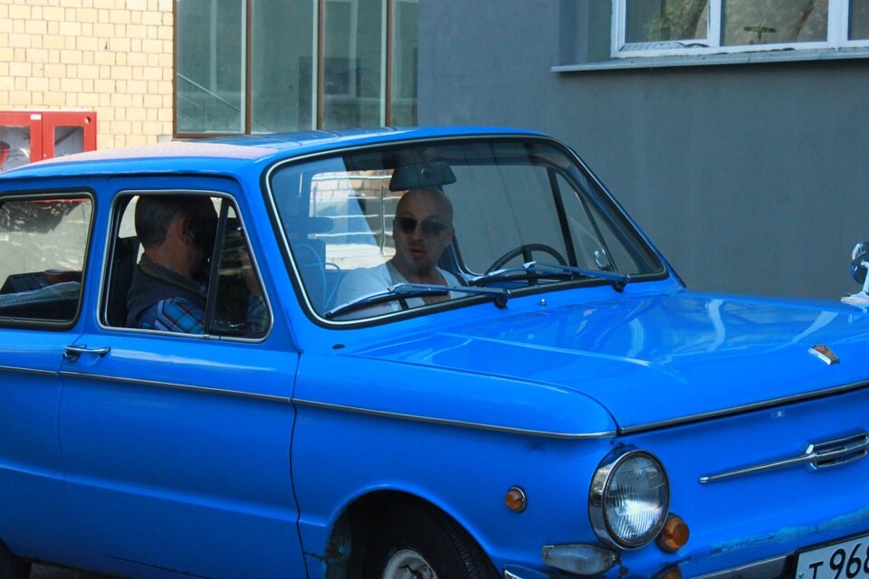 Фото со съемок, подобный заз был у актера когда-то. Источник: драйв2