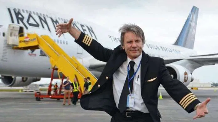 Вокалист Iron Maiden Брюс Дикинсон – пилот Боинга. Image ©Music Feeds.