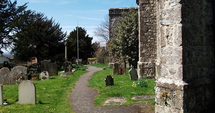 Есть в деревушке красивый старинный мостик через ручей. Согласно местным легендам, несколько столетий назад там на костре сожгли цыганку, обвиненную в колдовстве. Многие жители деревни рассказывают о том, что часто видят призрак гадалки с трубкой, которая даже предлагает им предсказать судьбу по руке.
Вокруг Плакли раньше был густой лес. Когда-то в нем совершил самоубийство некий английский полковник – он повесился после того, как его обвинили в крупной растрате денежных средств. Теперь вместо леса здесь расположено пастбище, по которому, если верить легендам, по ночам гуляет мужчина в форме, на его шее болтается кусок веревки. 
 
Еще одного висельника можно увидеть в темное время суток прямо на дереве – на одной из деревенских улиц. Это – призрак несчастного школьного учителя, который не смог пережить безответную любовь. 
 