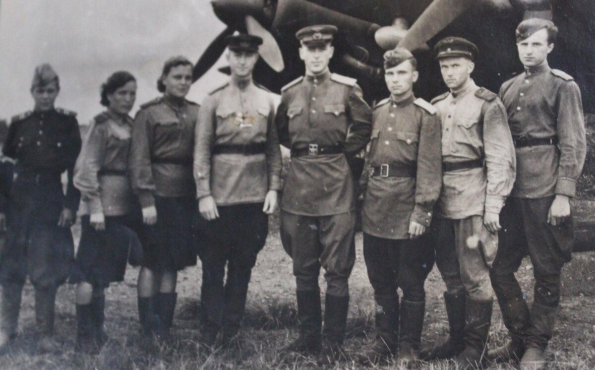 Экипаж и механики бомбардировщика Ту-2