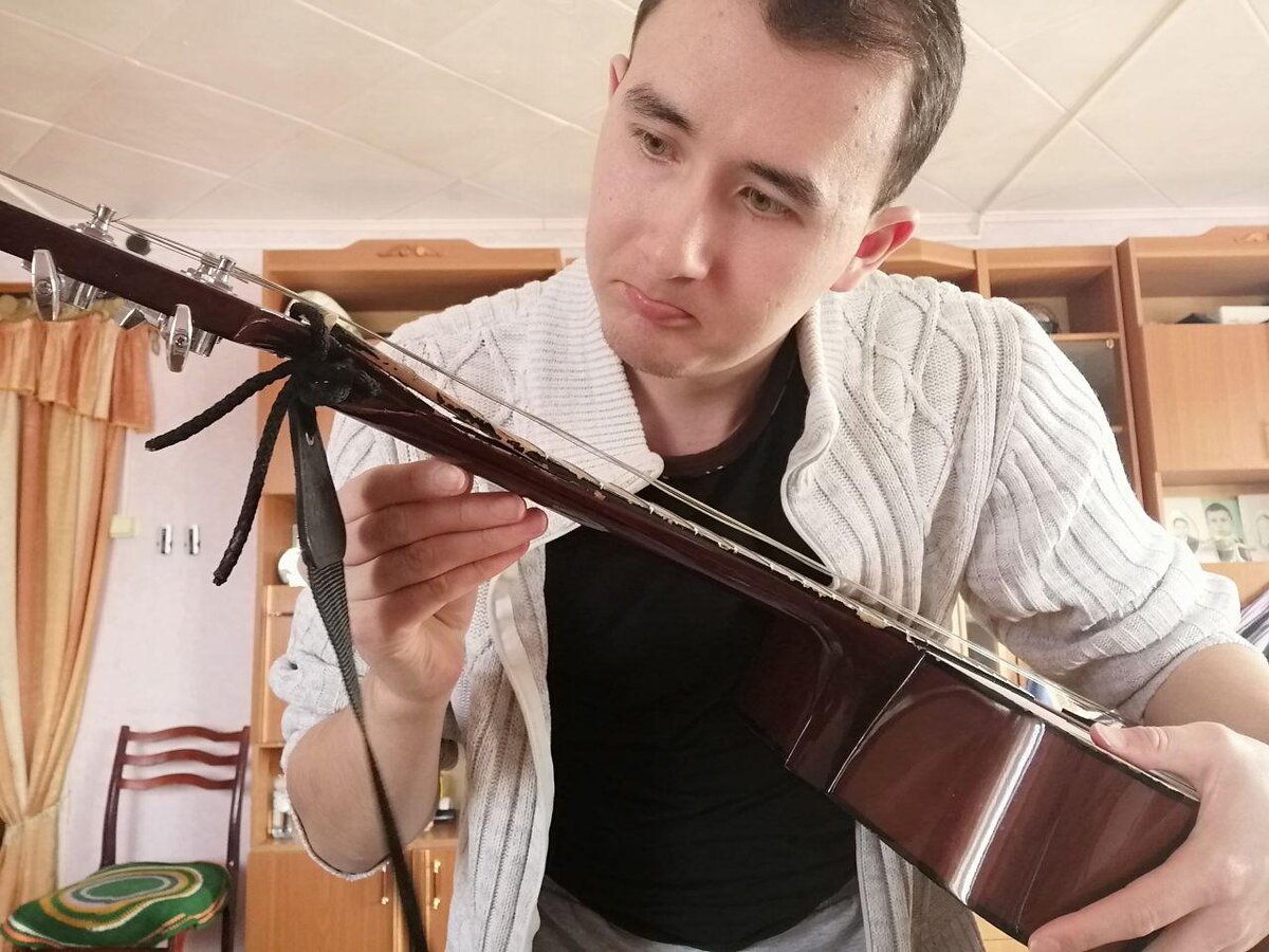 Как можете заметить, гриф гитары сломан