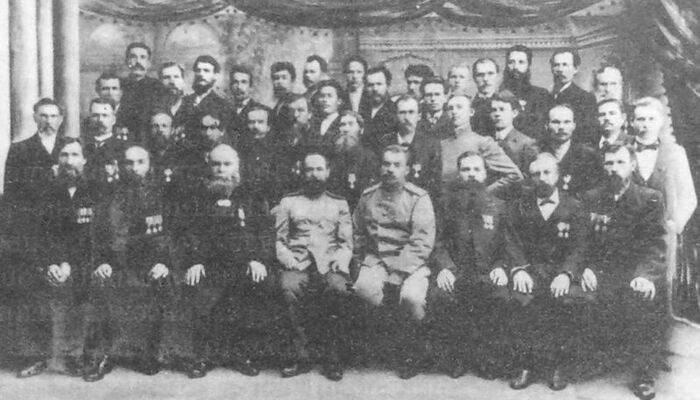 Администрация и самые заслуженные мастера Ижевского оружейного завода, конец XIX — начало XX века. Источник: https://tvoytrofey.ru 