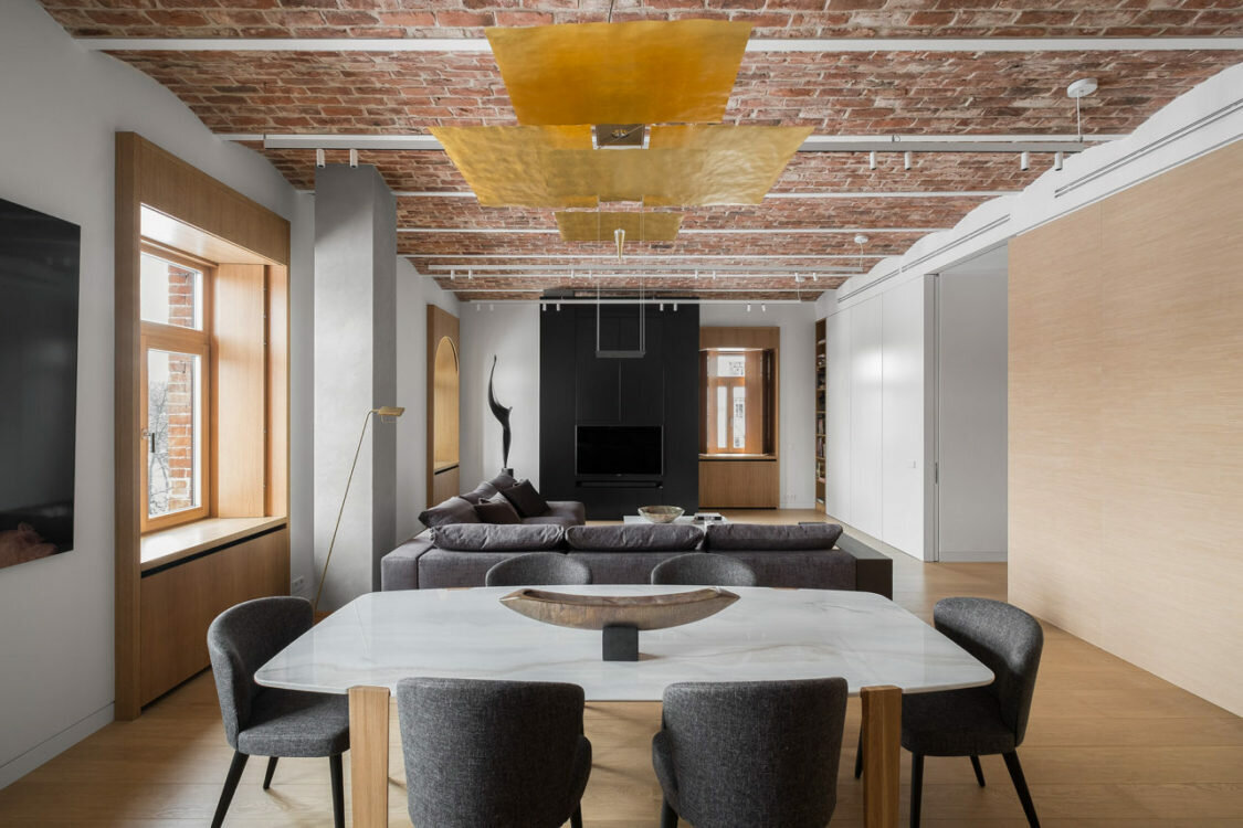 Квартира в Москве по проекту Studioplan. Общая зона. Обеденный стол, Draenert; стулья, Minotti; люстра, Ingo Maurer; скульптура Игоря Христолюбова; пол во всей квартире выложен широкими дубовыми досками; все столярные изделия, “Стройстиль”. Фото: Полина Полудкина; Стилист: Наталья Онуфрейчук.