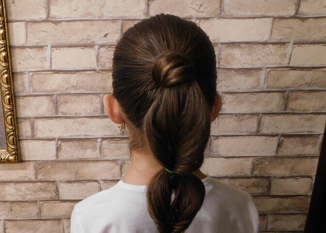 Прическа с помощью хвоста. Делается быстро и легко. Завязываем хвост, оборачиваем прядь волос, как резинку и закрепляем ее невидимкой. Хвост посередине связываем резиночкой и выворачиваем, повторяя это еще один раз.