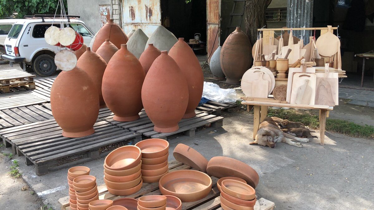 В перевёрнутых конусообразных сосудах хранят вино. Фото из личного архива