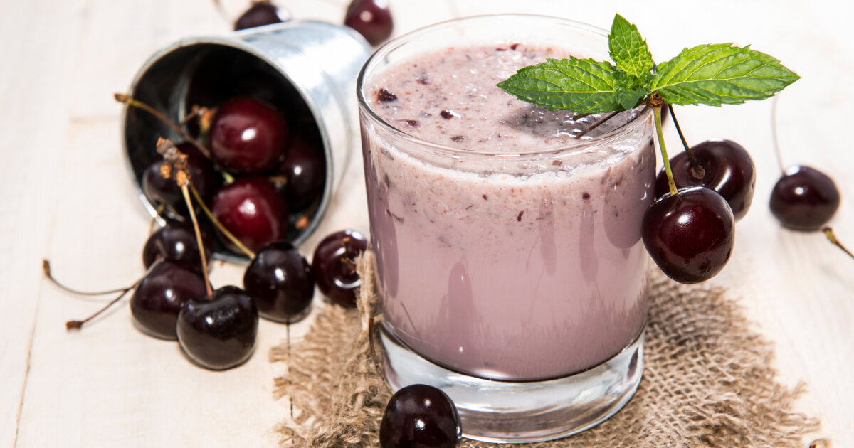 Йогуртово-черешневый коктейль с клубникой приготовь себе сам