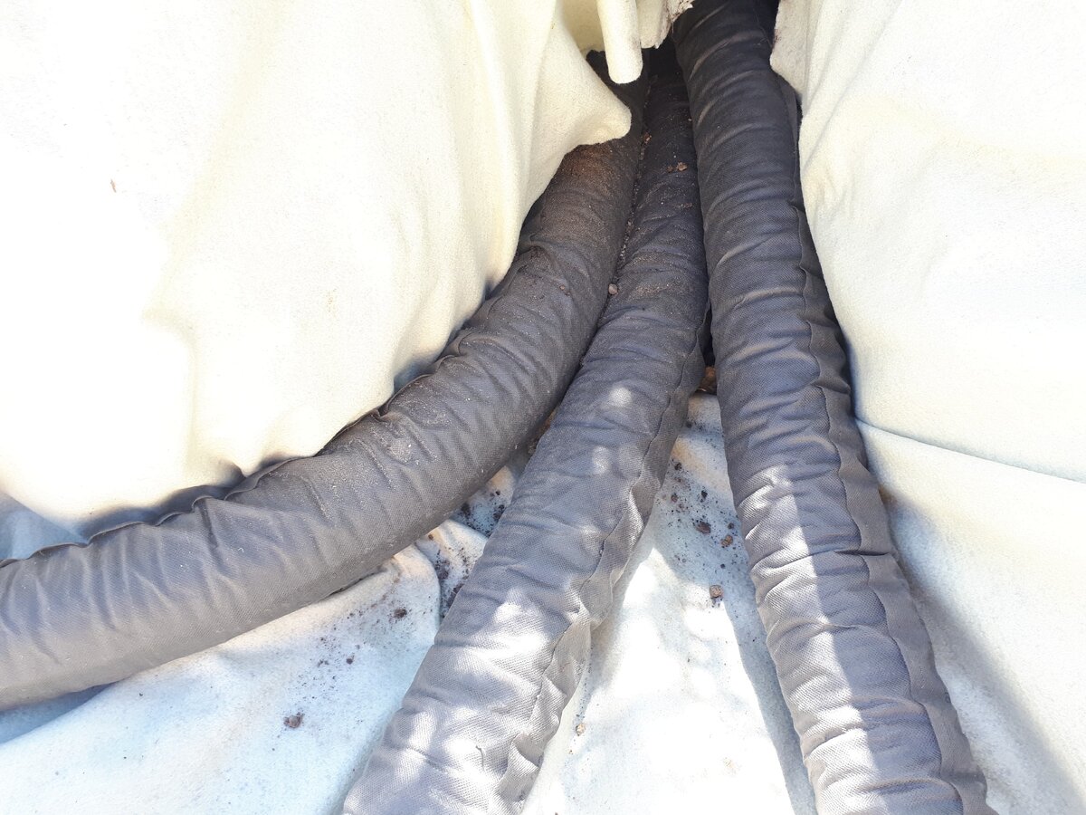 3 трубы дренажа выходят из котлована бани-землянки в осушительную канаву рядом