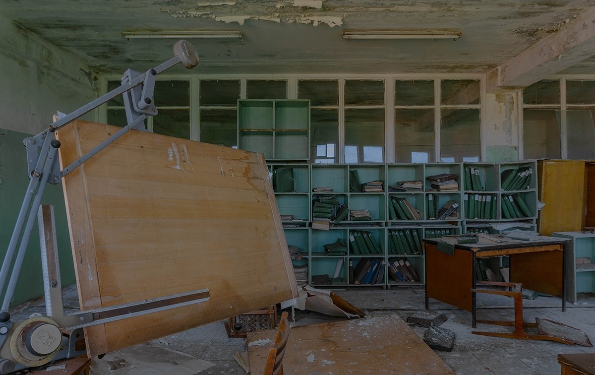 Покидали явно в спешен, многое видно разворовали. 