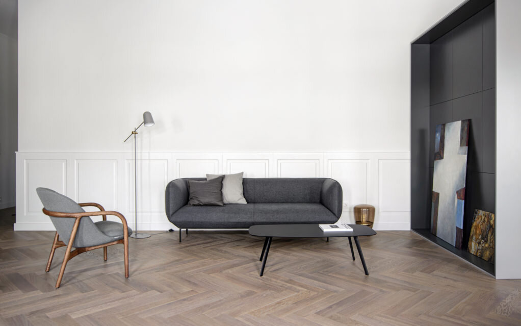 Гостиная. Диван Cloud, Bolia; кресло, Neva; столик Solapa, Stua; напольная лампа, Brokis.
