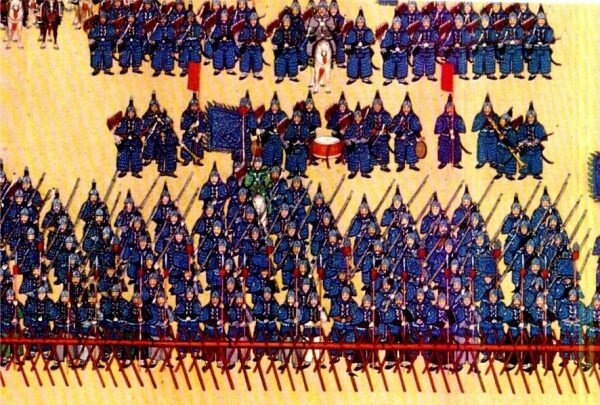 Солдаты с синим знаменем маршируют перед императором Цяньлуном. (Image: wikimedia / CC0 1.0)