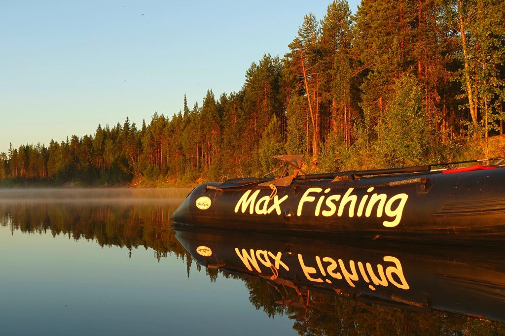 Max fishing интернет магазин. Лодка черная каракатица. Макс фишинг. Чёрная каракатица яхта. Черная лодка с названием Макс фишинг.