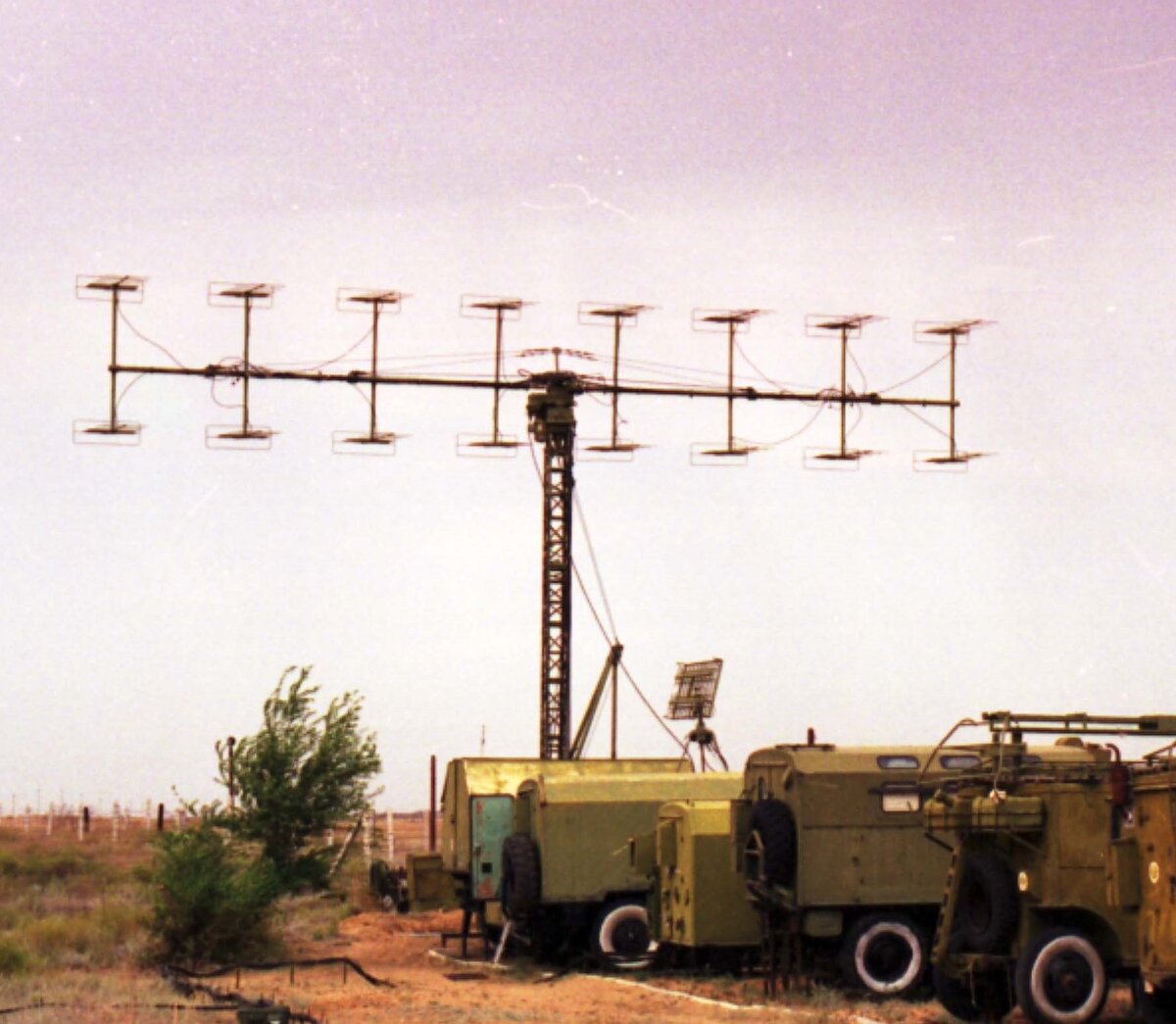  Антенна радиолокационной станции П-18 и радиовысотомер ПРВ -13. Для иллюстрации. 