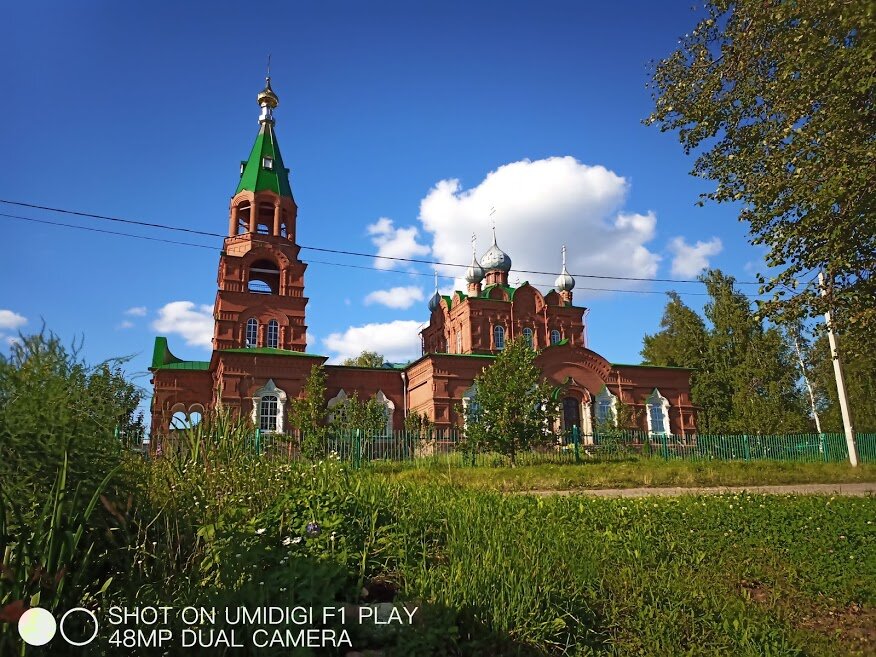 Принадлежность: Русская Православная Церковь, Удмуртская митрополия, Глазовская епархия, Игринское благочиние 
Язык богослужений: церковнославянский

Адрес: Россия, Удмуртская Республика, Игринский район, поселок Игра, улица Коммунальная.

Телефоны: (912) 850 15 72, (904) 315 11 14,

Пресс-секретарь приходского совета Васильев Виктор Витальевич

Сайт:  http://igrabogoslova.cerkov.ru

E-mail: igracerkov@mail.ru

 

Из истории храма

Храм Иоанна Богослова - одна из святынь Сибирского тракта. До официального открытия прихода в 1862 году по указу Священного Синода от 20 сентября 1861 года № 3003 (неофициально приход существовал с 1860 года), до постройки деревянной церкви, служба велась в молитвенном доме, для которого была отведена крестьянская изба. Имущественное положение прихода и причта этого времени влачило жалкое существование. Согласно клировой ведомости за 1860 год утвари для богослужения было недостаточно; собственных доходов священноцерковнослужители не имели; для продовольствия земли им не нарезано; на содержание причта окладного жалования нет, кроме того, что дают горожане; состав причта насчитывал 5 человек: один священник, один дьякон, два причетника, [пономарь]; количество прихожан к этому времени достигло 2392 человек: женщин – 1240 и мужчин – 1152. С официальным открытием прихода произошли значительные изменения. В 1862 г. на средства прихожан построена деревянная церковь и колокольня на каменном фундаменте.

Престол в новой церкви был только один, в честь святого Апостола и Евангелиста  Иоанна Богослова. Освящение престола произошло 12 ноября 1862. Церковь была также снабжена всей необходимой утварью для богослужения. Для причта было отведено 66 десятин земли, ещё в 1861 году, но во владение причта был введен лишь в 1862 году. Прихожане дали также обещание поставлять на содержание причта по пуду ржи, ячменя овса.

Величина прихода состояла из 29 селений, которые были расположены на территории 13 верст от церкви, кроме одного селения, которое от села было расположено в 21 версте. В этот приход вошли также селения, ранее входившие в приход села Чутырь: с. Игра, поч. Унтемский, поч. Шундышурский, дер. Гереевская, поч. Кулюгурт и др. Количество прихожан увеличилось до 2580 человек: женщин – 1337 и мужчин – 1243.

26 октября 1868 года при церкви было открыто церковно-приходское попечительство. В деятельность церковно-приходского попечительства входили: сбор добровольных пожертвований через ящик обносимый в церкви в пользу церкви, причта, для школы и благотворительных учреждений; производство кирпича для церкви. Председателем попечительства являлся настоятель церкви священник Николай Модестов. Непременными членами попечительства были помощник настоятеля священник Ипполит Поляков; церковный староста и старший волостей Игринской Глазовского уезда, Чутырской Сарапульского уезда и Узинской Малмыжского уезда. Временными членами были шесть человек по выбору от прихожан на трехгодичный срок.

В 1873 году была открыта церковноприходская школа. Клировые ведомости за 1879 год сообщают о том, что школа была размещена в небольшом деревянном доме. Документы за это время сообщают о скудном положении причта. Плату, положенную при открытии села, прихожане полностью не исполняют, поэтому содержание  церковнослужителей скудно. Им приходится также строить собственные дома, так как церковно-приходских домов нет. В дальнейшем положение прихода и причта улучшилось.

В 1907 году на средства прихожан был построен каменный храм с одним престолом в честь Святого Иоанна Богослова. Новая церковь построена по проекту известного вятского зодчего Ивана Апполоновича Чарушина. Это был узорчатый, краснокирпичный храм. Имелась также колокольня на каменном фундаменте крытая железом. Кресты на куполах церкви позолочены. Церковь принадлежала к храмам «клетчатого типа», но в ней наблюдались элементы храмов «шатрового типа», к основной части храма по углам примыкали четыре башенки с крышами в форме шатров, на которых ещё были купола. Сам храм, как и все другие, делился на три части: притвор, центральная часть, алтарь. Примыкающий к центральной части притвор был увенчан многоярусной каменной колокольней. В притворе находились 2 комнаты, отведенные под трапезную и склад. Три алтарных выступа в форме полукруга примыкали к храму с восточной стороны и два выступа в форме полукруга с боковых сторон центральной части. Храм имел также десять куполов: 5 куполов на крыше центральной части, 1 купол на колокольне, по одному куполу на четырех башенках. С закрытием церкви в 1938 году все купола были сбиты.

По штату в церкви было шесть человек: два священника, дьякон, два псаломщика, просфирий. В ведомостях за 1910 год упоминается, что с 1904 года причту назначено пособие: священнику – 300 рублей, дьякону – 150 рублей, псаломщику – 100 рублей, просфирию – 36 рублей в год. В бесспорном владении церкви с 1909 года находилось 60 десятин земли, которая обрабатывается членами причта. На церковной усадебной земле для церковнослужителей прихожанами были построены деревянные дома. Церкви также принадлежали здания церковно-приходской школы, усыпальницы, два амбара, два лабаза для склада кирпича, кирпичный сарай – все эти здания были деревянные и крытые тесом. Старая деревянная церковь была перенесена на приходское кладбище.

Величина прихода 1910 год определяется в 716 дворов: 2867 – мужчин и 2845 – женщин. Но документы за 1912 год указывают на количество прихожан меньшего количества: «Мужчин православных – 2794 человека: русских – 717 человек, а удмуртов – 2077 человек. Женщин православных – 2759 человека: русских – 759 человек, удмурток – 2006 человек».

С окончательным утверждением советской власти церковь Иоанна Богослова почти не функционировала. Закрытие церкви Иоанна Богослова произошло на основании постановления Президиума ЦИК УАССР от 22 апреля 1938 года. По имеющимся архивным документам в храме устроили склад для зерна, вся церковная утварь сожжена. В послевоенные годы здание церкви было передано под клуб.

С началом перестройки началась передача храмов верующим. В это время православные стали объединяться с целью вернуть здание храма, в котором размещался Районный дом культуры. Движение возглавили сын священника Павел Иванович Пушкарев и Дмитрий Федорович Максимов. 17 января 1989 г. в Игре зарегистрировано религиозное общество русской православной церкви. Председателем общества был избран Дмитрий Фёдорович Максимов.

12 апреля 1990 года Игринский Совет районных депутатов принял решение о передаче здания РДК Игринскому обществу Русской Православной Церкви. 21 мая 1990 года, в день Иоанна Богослова, над крышей церкви был полнят крест. 

22 октября 1990 года решением исполкома здание Игринского РДК было окончательно передано Игринскому религиозному обществу для восстановления церковного храма и для исполнения богослужения по обрядам русской православной церкви. Значительную поддержку в восстановлении церкви оказало население и местные органы власти.

На момент восстановления в церкви сохранилось два алтарных выступа и пять куполов. В 2014 г. завершилось восстановление колокольни, которое велось несколько лет на средства общественности, прихожан. Освящение колокольни состоялось 14 августа.

В разное время в приходе служили следующие священники: Указом Вятской Духовной Консистории № 9805 от 12 ноября 1860 года был назначен священником во вновь открытое село Игринское М.И. Кибардин, будучи настоятелем прихода 28 августа 1862 года за усердную работу был награжден набедренником и грамотой; с 27 февраля 1865 года настоятелем церкви является Н.М. Модестов, с 1 сентября 1873 года, на основании распоряжения Уездного училища Совета, стал наставником Игринского народного училища; в 1895 году настоятелем храма с. Игра Глазовского уезда назначен Н.К. Сильвинский, одновременно занимавший должность заведующего и законоучителя в Игринской церковно-приходской школе, с 1900 года являлся законоучителем в Бачкеевской Земской школе и законоучителем школьной грамоты в поч. Кузьмовыр, с 1906 года священник назначен законоучителем в Гереевскую Земскую школу, а настоятелем храма назначен Илларий Стефанович Анисимов. Настоятелем церкви в предвоенные годы был Апполон Ильинский. 

После повторного открытия церкви в 1990 году первым настоятелем стал игумен Пантелеймон (Романовский Павел Иванович). После его отъезда в Симферопольскую епархию в храме служил митрофорный протоиерей Евгений (Евгений Яковлевич Лаптев). Благодаря его деяниям Иоанно-Богословский храм начал активно возрождаться. Отец Евгений служил в нескольких храмах, на то время – это был единственный в республике удмурт со званием кандидата богословия. 

С 1992 года настоятелем храма являлся отец Павел (Павел Михайлович Белокрылов). За безупречную службу, восстановление храмов настоятель Иоанно-Богословского храма п. Игра благочинный Игринского округа Ижевской епархии протоиерей Павел Белокрылов награжден орденом Русской Православной церкви преподобного Сергея Радонежского 3 степени. В 2010 г. за 30-летнюю безупречную службу он удостоен церковной награды: правом ношения священнического головного убора митры. 



Фотография из книги Да исправится молитва моя…: паломничество по родной земле / В. Шкляев; фот. Е. Аксёнов; по благословению митрополита Ижевского и Удмуртского Николая. – Ижевск: Первый Издательский дом, 2012. – 657, [1] с.

Позже настоятелем храма являлся сам епископ Глазовский и Игринский Виктор (Сергеев), его заместителем в посёлке - иерей Сергий Глебов. В настоящее время настоятелем храма Иоанна Богослова является Благочинный Игринского района, иерей Антоний Антонов. 

 

Источники:

Максимов, А.Переживая века / А. Максимов // Светлый путь. - 2012. - 9 нояб. (№ 86). - С. 3 : фот.

 Максимов, А. Свидетель трёх веков / А. Максимов // Светлый путь. - 2015. - 17 апр. (№ 27). - С. 4: фот.

 Храм Иоанна Богослова: история создания и восстановления храма. Авторы: Ю. И. Мошонкина, старший научный сотрудник Игринского районного краеведческого музей, и О.А. Буряк, ведущий специалист–эксперт архивного отдела Администрации МО «Игринский район»