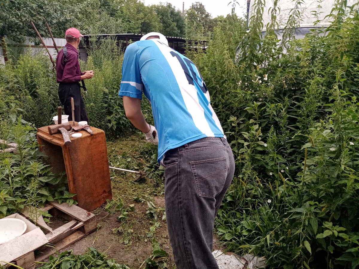 Мужчины смотрят, где начать косить. Фото из личного архива