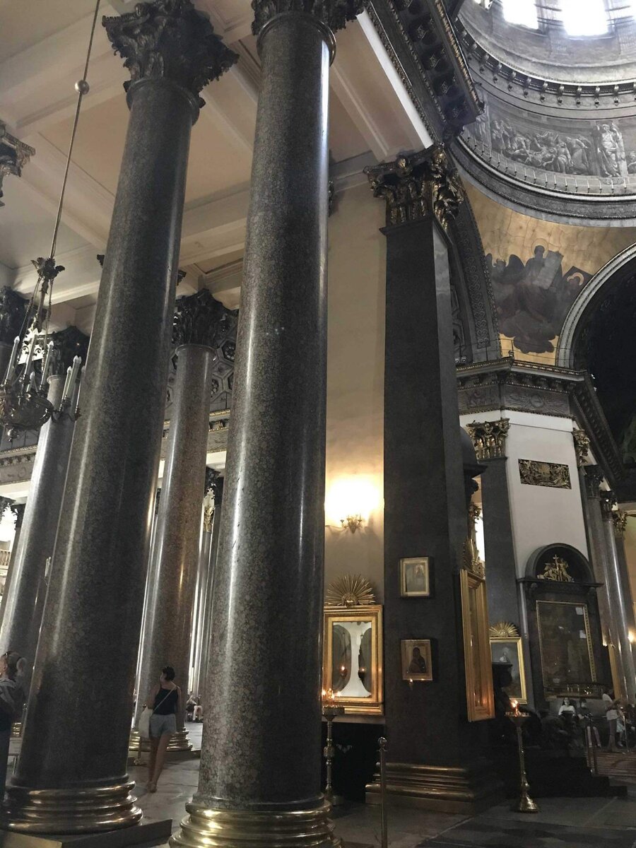 Иконы в храме написаны живописцами императорской Академии художеств. В том числе О. Кипренским, Ф. Брюлловым