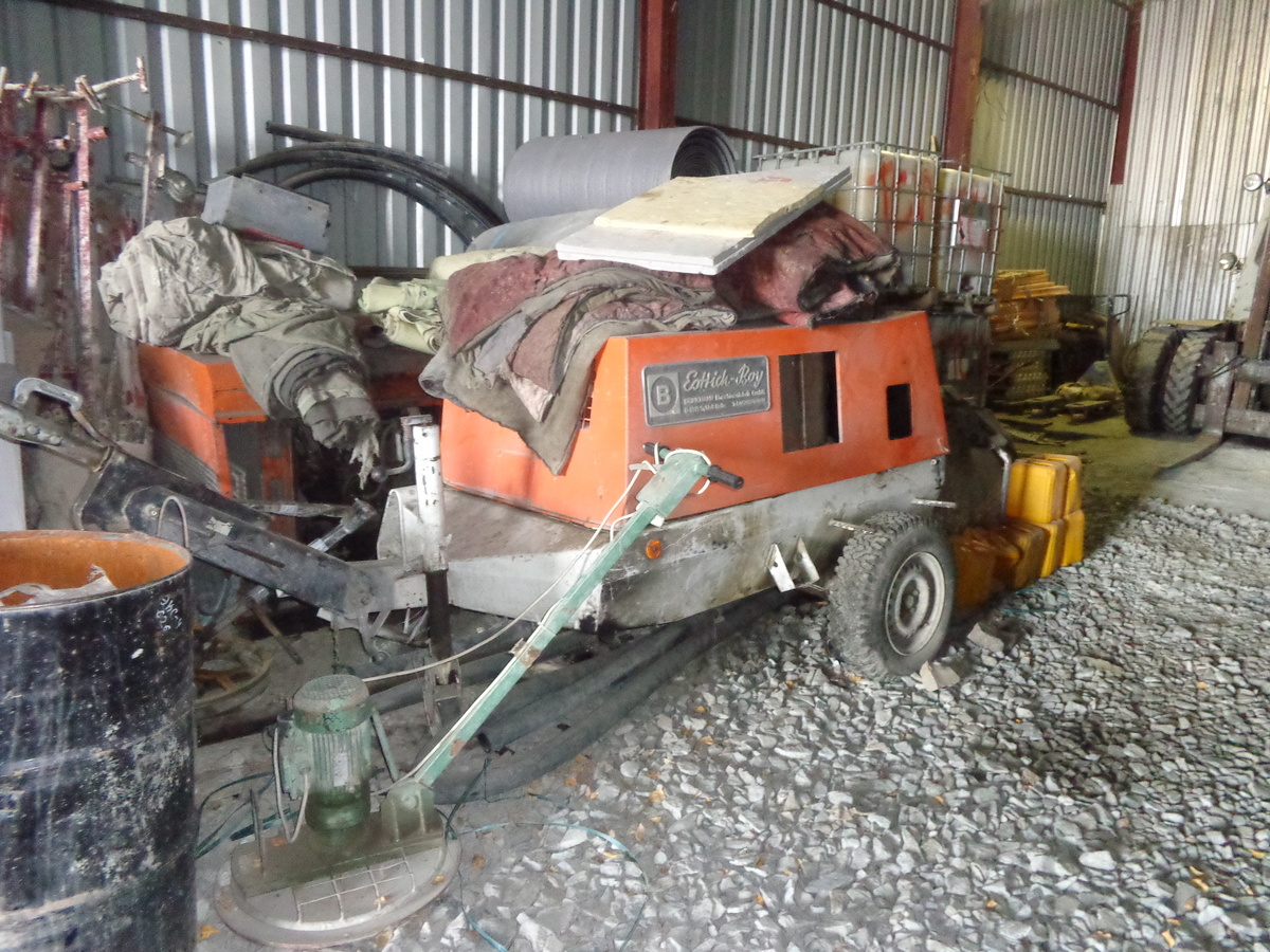 Впрочем, и чешский ПДП-28, который рядышком, тоже пенсионер