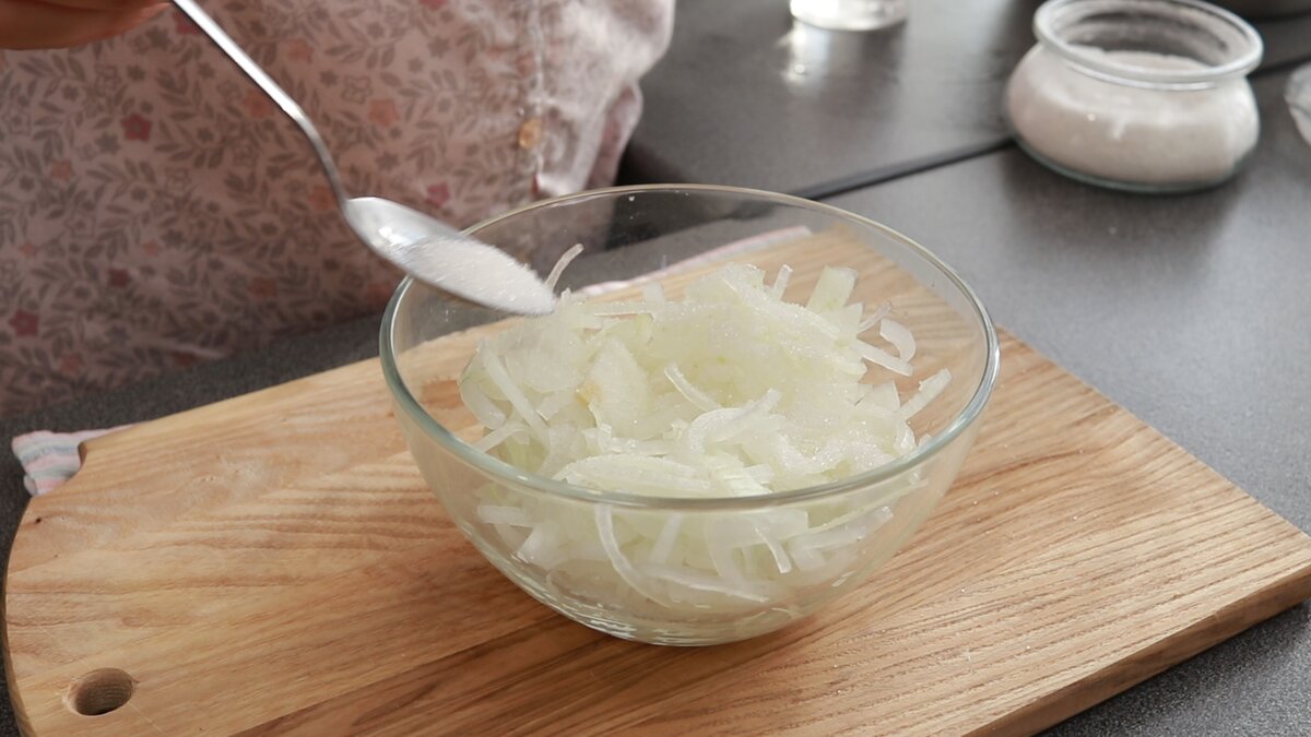Маринованный лук для селедки с уксусом. Соль добавляется в лук для маринада. Самый вкусный маринованный лук за пару минут! Картинки. Желток сваренный соединяют с луком репчатым и мякотью сельди.