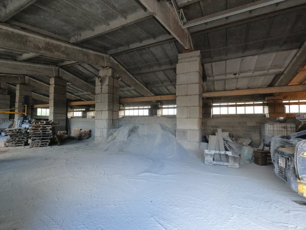 Цех по производству литья и шлакоблока. Фото автора