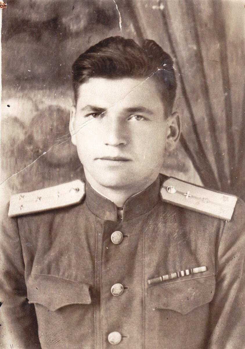 Старший лейтенант ВВС СССР Иван Васильевич Котченко. Фотография послевоенного времени.