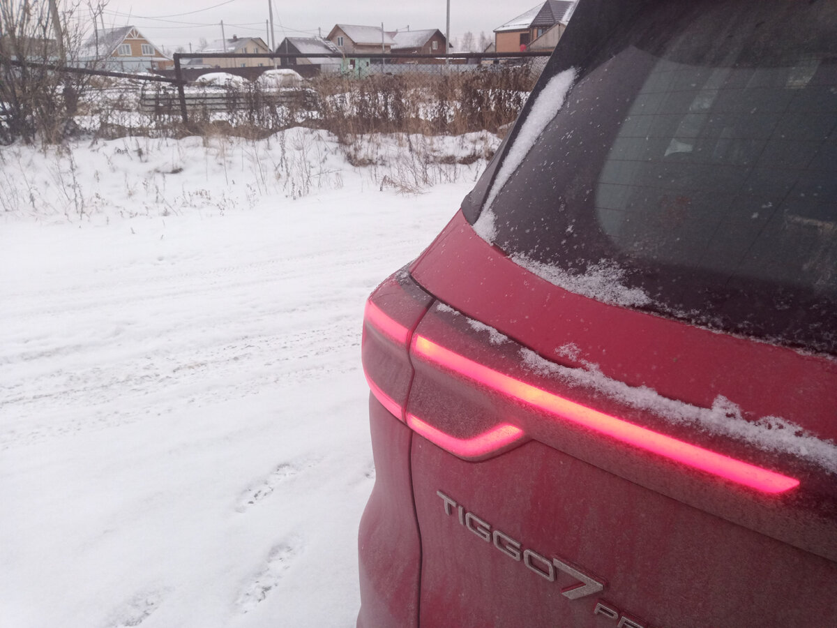 Черик встречает тебя приветственным светом. Подходим к багажнику вплотную