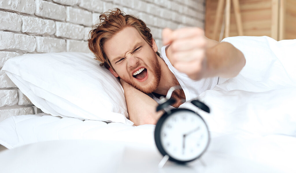 здоровый сон будильник. человек просыпается. будильник для просыпания. человек просыпается. утреннее бодрствование смешное фото.