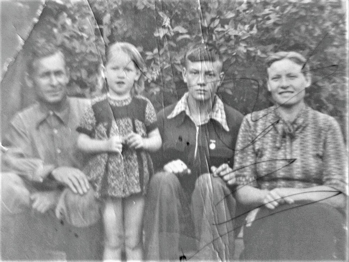 Семья Маргариты Александровны. Рита в платье сшитом мамиными ручками.
Листайте -->