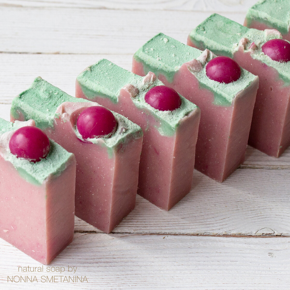 Аромат вишневого компота с косточками, вот что это мыло напоминает.