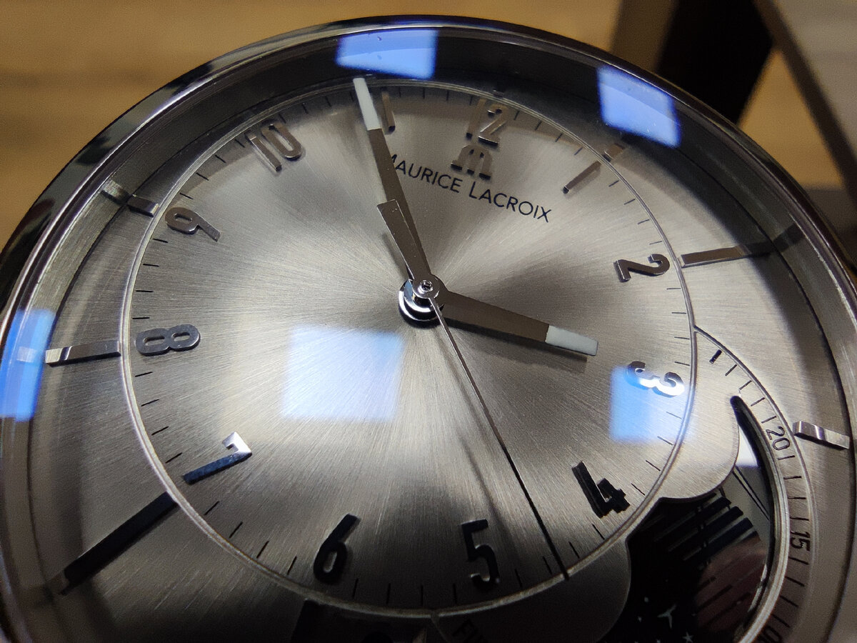 На циферблате видна лучистая фактура