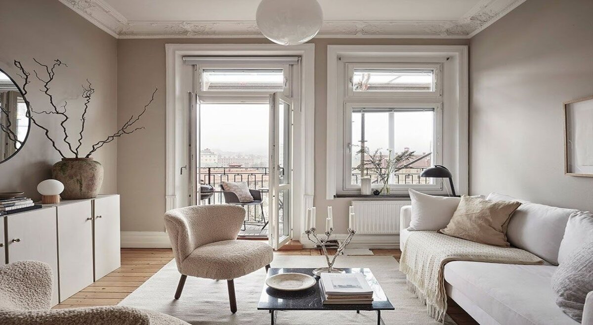 Классический пример однотонного бежевого интерьера – взгляду не за что зацепиться