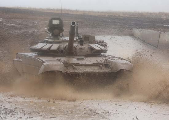 Танкисты преодолели все препятствия семикилометровой соревновательной трассы, в частности, змейку, эскарп, колейный мост, косогор, ров