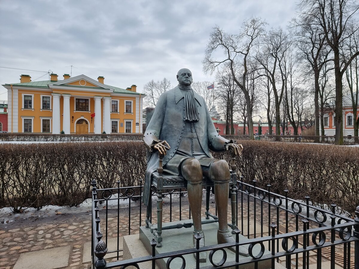 Скульптура петра первого в петропавловской крепости фото