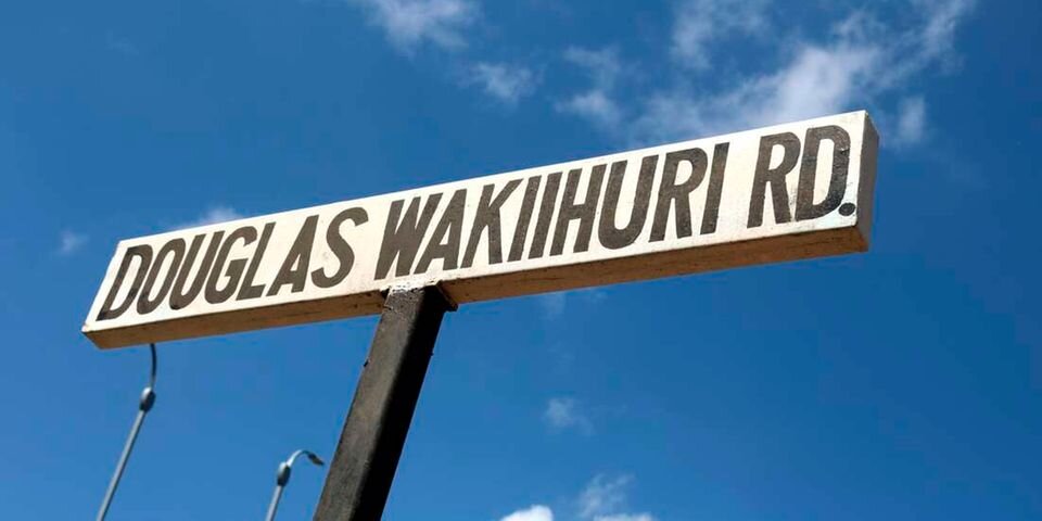 Знак дороги, которая теперь переименована в Дуглас Вакиихури-роуд в честь первого чемпиона мира по марафону в Кении.