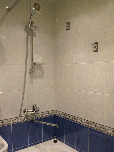 Укладка плитки в ванной комнате и установка сантехники