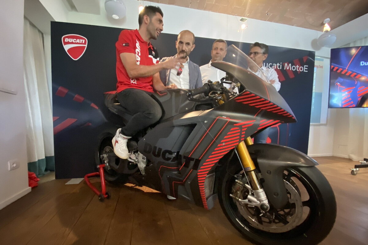 Презентация Ducati V21L: Миккеле Пирро (разработчик и тест-пилот), CEO Ducati Holding Клаудио Доменикали, директор Ducati eMobility и лидер проекта 