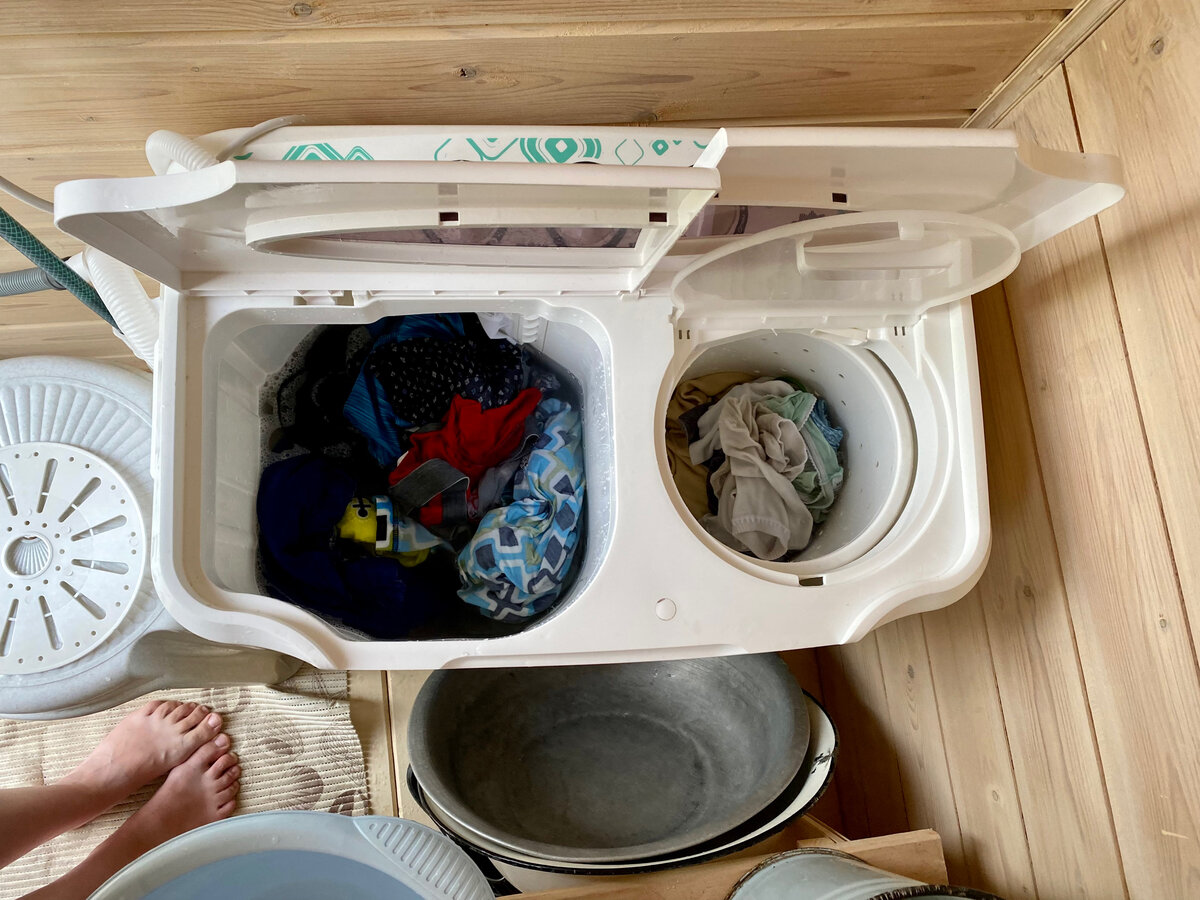 Стирать можно подряд 3-4 раза (или 2-3, если очень жарко), чтобы мотор не перегревался. 