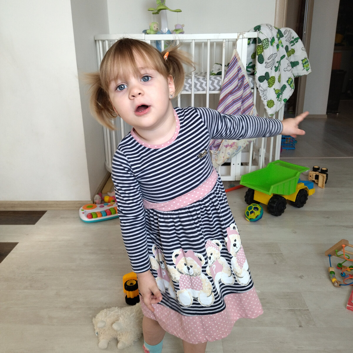 Алиса часто просится покормить птичек