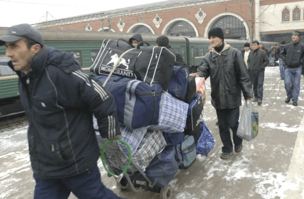 Таджики покидают страну. Трудовые мигранты. Гастарбайтеры едут в Россию. Эмигранты в Москве. Мигранты в России.