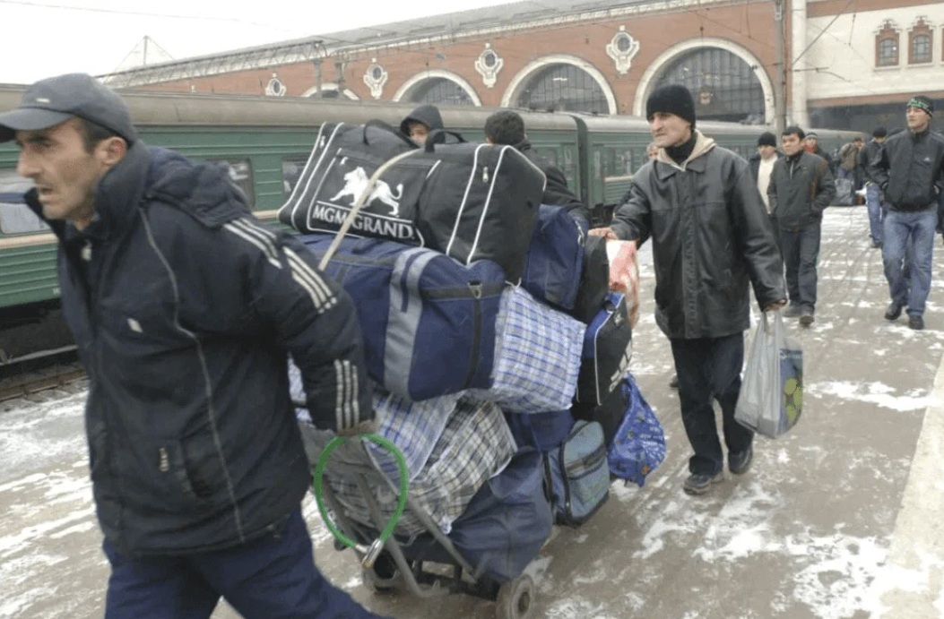 Мигранты из азии москва. Гастарбайтеры едут в Россию. Эмигранты в Москве. Мигранты узбеки. Гастарбайтеры из Узбекистана.