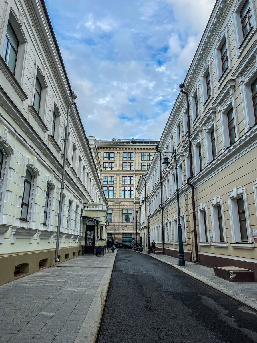 Прогулка по Неглинной - одной из самых дорогих улиц Москвы. Интересные  здания: ЦУМ, 