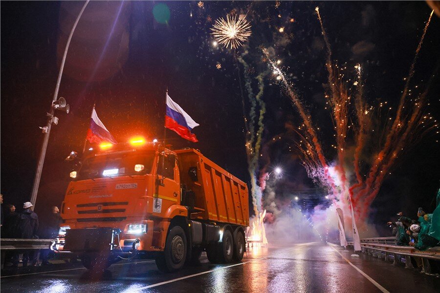 После получения разрешения от президента России, по мосту прошла колонна грузовиков
Фото: Александр Черных / krskstate.ru