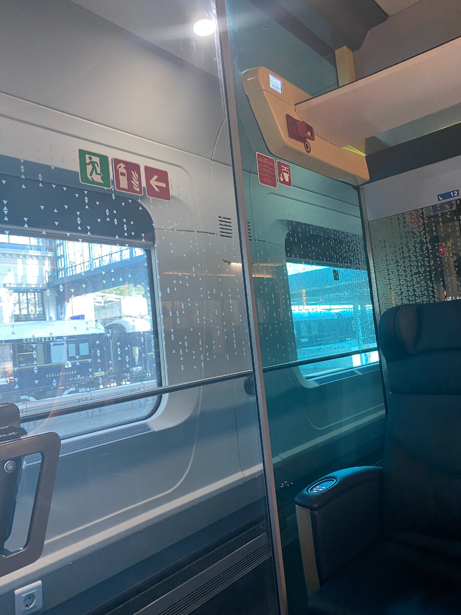 дверь все время каталась туда-сюда, как бы сильно ты ее не захлопнул. бесило